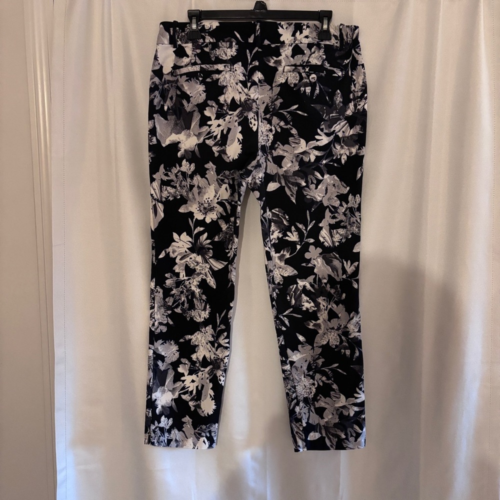 Lord & Taylor Black and White Floral Capris ~ Size 12 - Picture 1 of 5